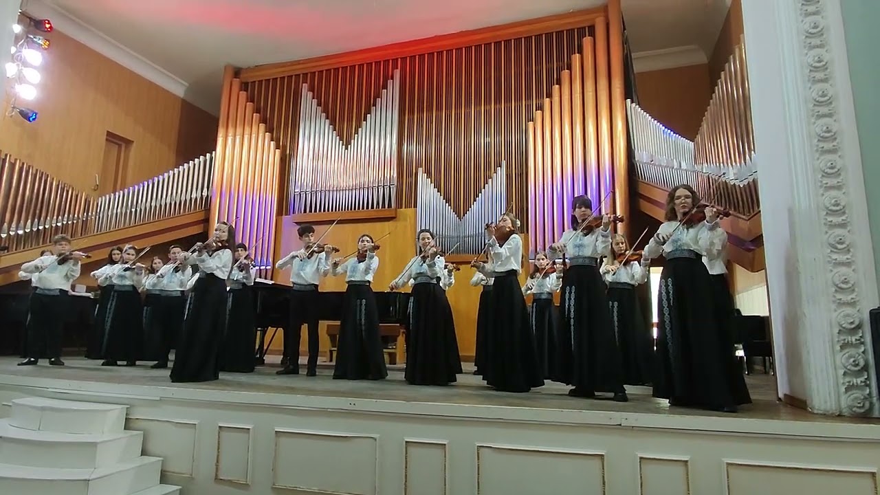 Ansamblul de violonisti "Corzile Fermecate" cu Daniela Cihicin, Conducator Victoria Cuculschi