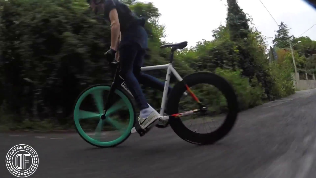 How to Skid with the king of the hill - Wolfbotts - Fixedgear -DAFNEFIXED -  YouTube