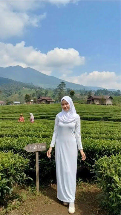 Gadis Berjilbab Sedang Menikmati Pemandangan Sekitar