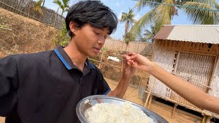 Bahen Mujhe Khana Khila Rahi Hai