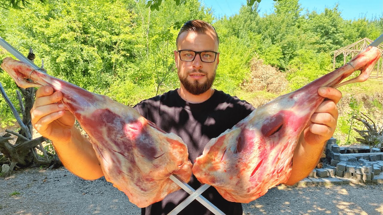 Баранья ножка обжаривается особым образом, мясо прилипает к пальцам.