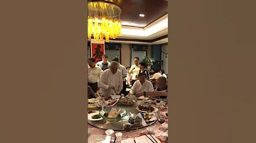 第236集 范曾先生为楠莉夫人夹菜 旁边还有赵忠祥和马未都 范曾 