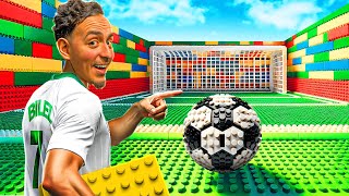 J'AI CONSTRUIT un TERRAIN de FOOT en LEGO GEANT !