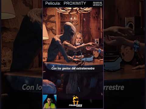 Extraterrestre le pone una pulsera en la muñeca de la chica.