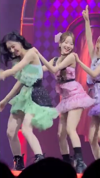 Eunseo twerking.. helppshdggsjsk 💀