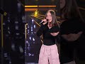 Quando due ragazze sono sorelle per scelta, si vede durante la performance! 😍