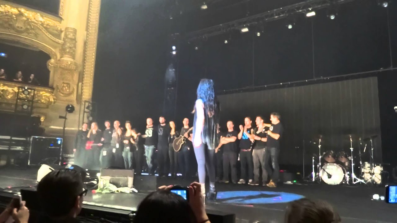 Momento en el que Malú se emociona en el Liceo 7-12-2014
