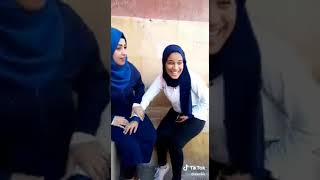 قلة ادب البنات.... ايه يا ورده مكانهاا في البستان.... ده انا احطه هناا😂😂