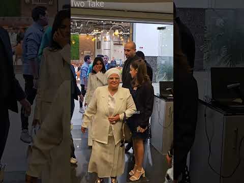 توانا الجوهري بصحبة والدتها رانيا منصور وجدتها في عرض فيلم الصفا ثانوية بنات