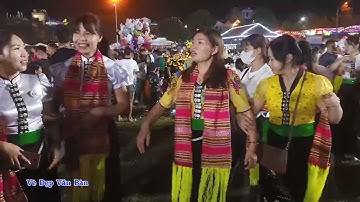 tối mừng 1 tết độc lập màn múa xòe duyên dáng các diễn viên khơ mú trình diễn tại than Uyên