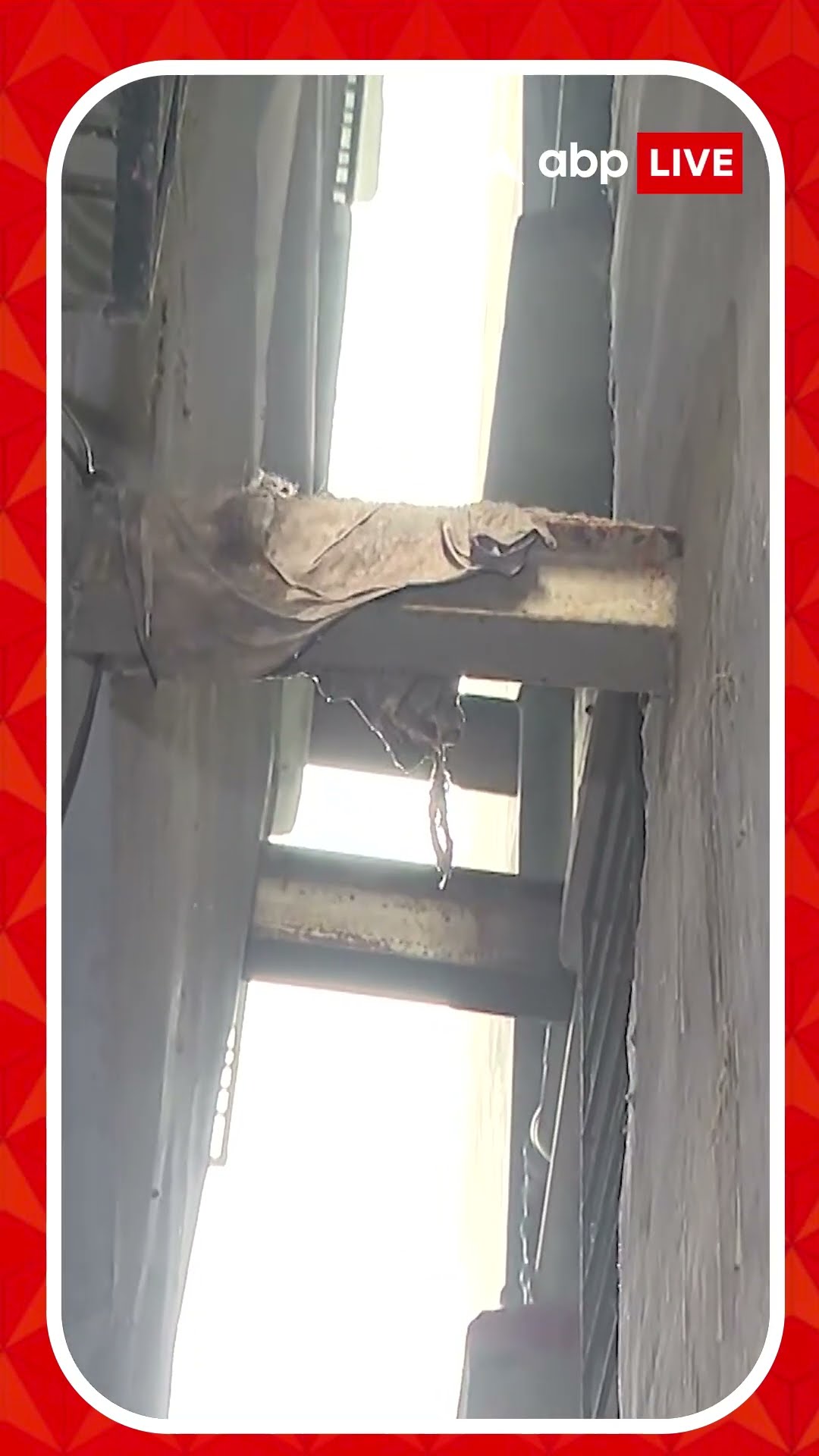 ফের সামনে এল বাড়ি হেলে পড়ার ছবি !