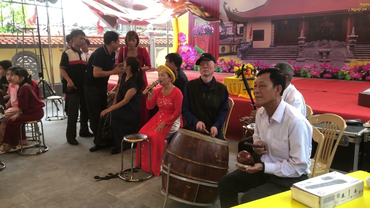 Đoàn tế nữ quan đình làng cau 