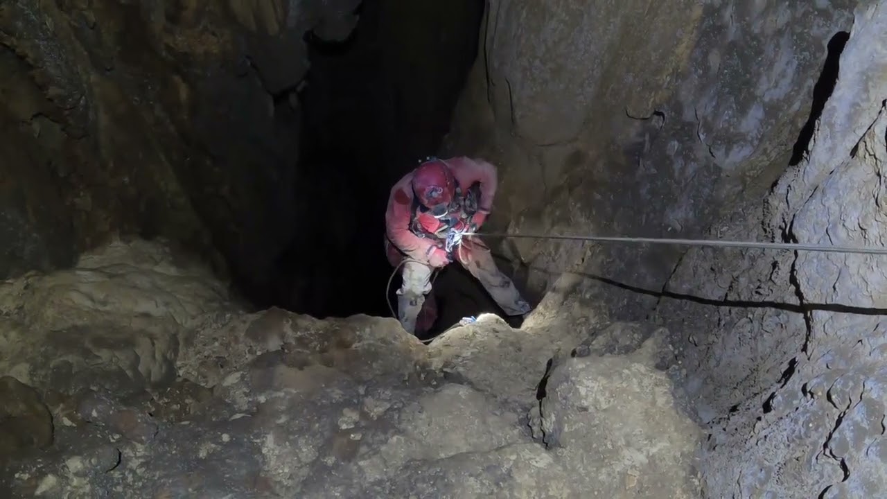 Espeleología en la sima Tocornal (pozo Odisea)