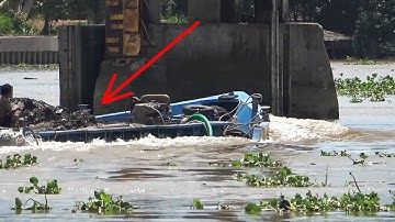 Vượt cống 10 cửa sà lan chở khẩm chạy tốc độ cao