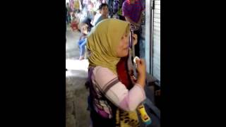 Secawan madu by Acil sri pengamen di pasar baru Banjarmasin