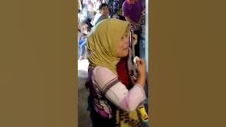 Secawan madu by Acil sri pengamen di pasar baru Banjarmasin