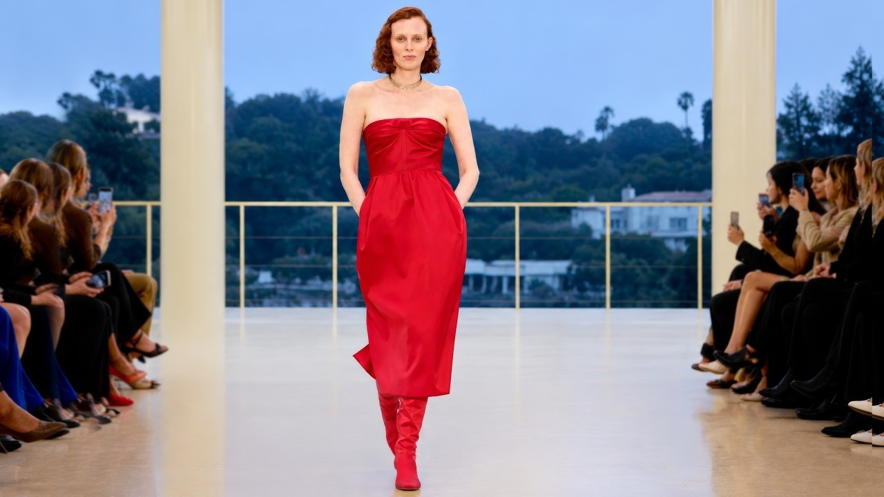 💃 Gái Xinh Đẹp Catwalk Cực Cuốn Hút — Outfit Cao Cấp Được Nâng Tầm Bởi Dịch Vụ Giặt Ủi Cao Cấp 👑 B61