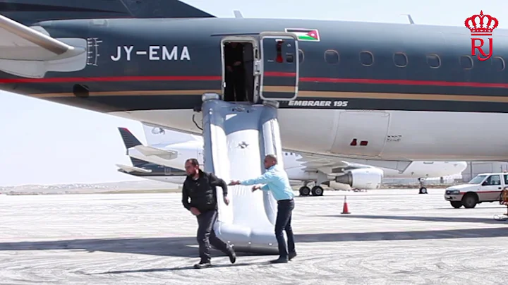 Deployment of the Escape Slide on EMBRAER 195   17...