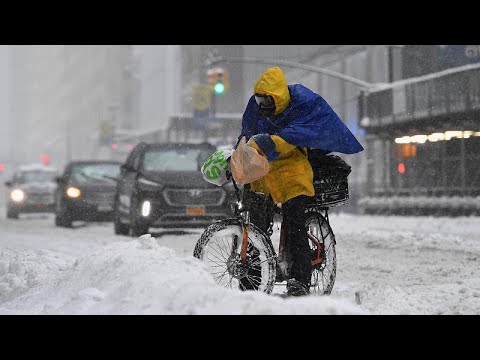 Video: OMA Dokončuje čierne Byty Na Manhattane S Rozeklanými Oknami