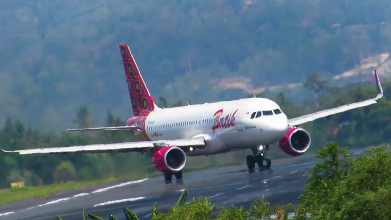 Pesawat Terbang Batik Air A320 Landing di Bandara Adi Sucipto