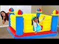 Emma Juega Castillo Inflable | Giant Inflatable Castle BOUNCER | Pretend Play