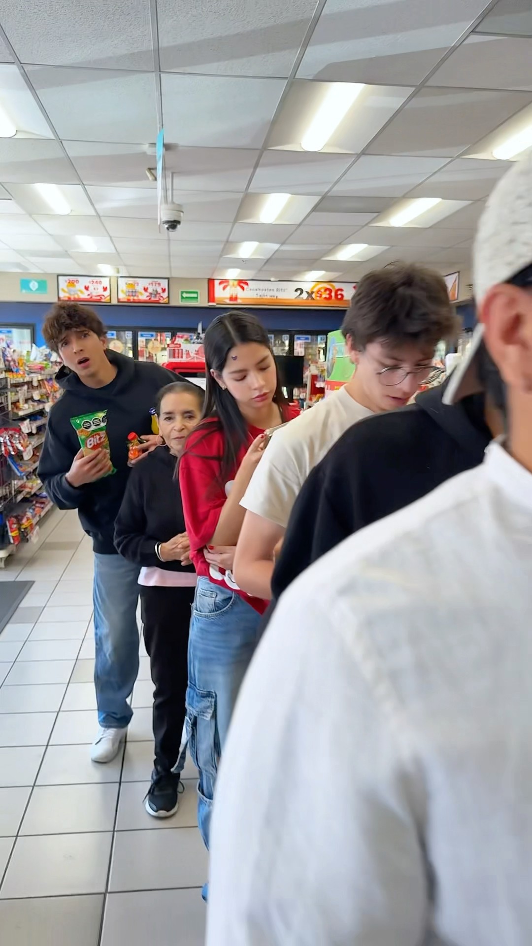 LA FILA NO AVANZA NADA ?  Y SE HIZO GRANDE, LES HA PASADO❓