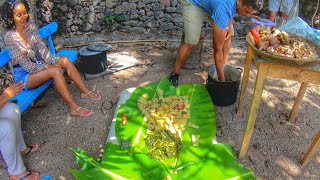 COMENDO Porco Cozido Á MÃO em folha de bananeira 🇨🇻