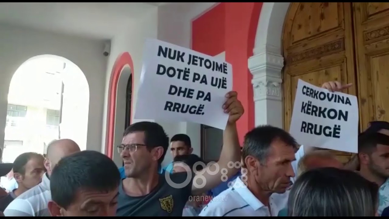 RTV Ora – Banorët e Cerkovinës në protestë para bashkisë së Vlorës për mugesën e ujit të pijshëm