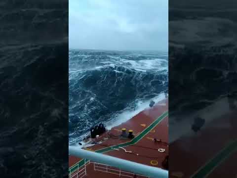 سفينه علي وشك الغرق في البحر شاهد ماذا فعلوا 