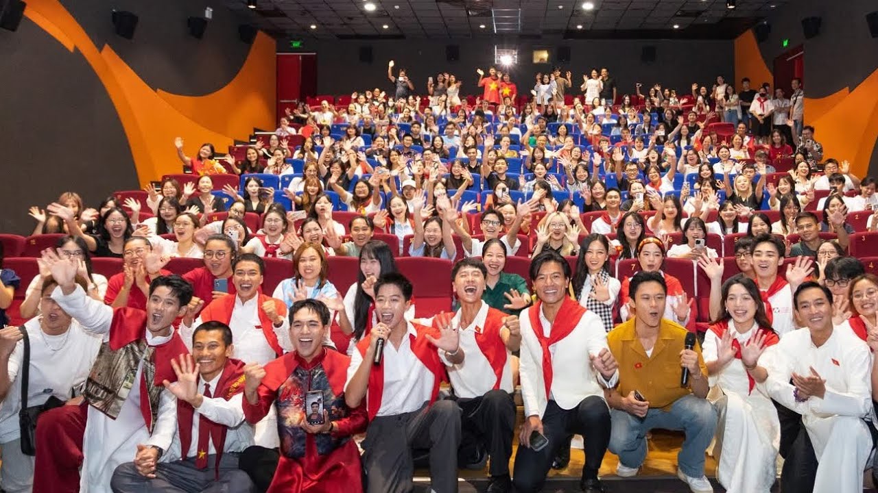 Hàng ngàn khán giả vây kín dàn cast Mưa Đỏ, Quang (Steven Nguyễn) được fan nữ tỏ tình 