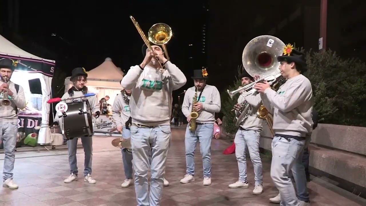 Takabum Street Band igloo Christmas Village