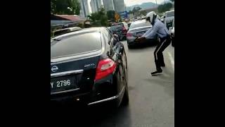 Traffic Policeman Chase &  Shot a Car in a Broad Day Light See More