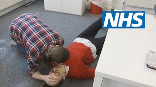 How to put someone into the recovery position | NHS