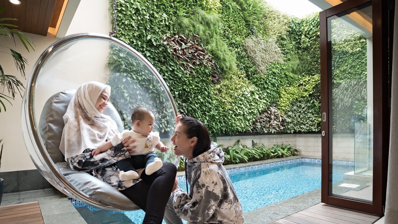 Roger Danuarta & Cut Meyriska House, Modern Tropical Compact House by RAKTA STUDIO