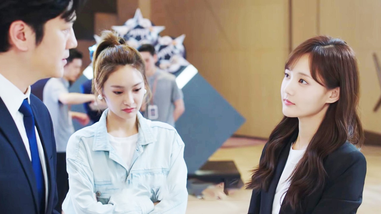 經理故意讓灰姑娘坐角落，殊不知她是電競大神，大屏一亮全場狂呼！經理臉色蒼白！