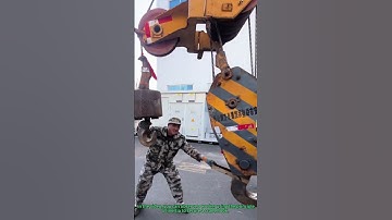Crane Hook Fixing: Workers Leverage Inertia Principle to Secure Lifting Hook