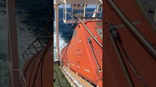 Шлюпка свободного падения на нефтяном танкере #моряк #море #танкер #работа