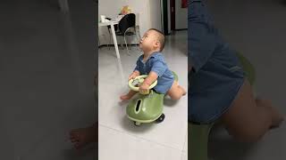 他好悠閒 好想送他去上班#萌娃搞笑日常 #人類幼崽 #萌娃日常#可愛到爆炸#shorts