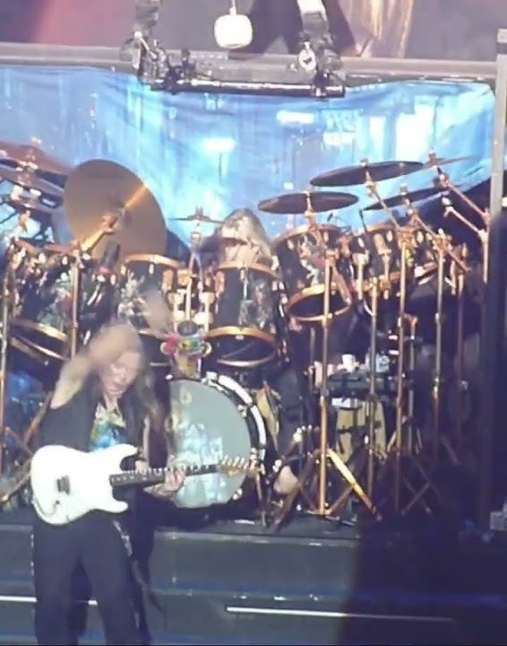Iron Maiden- How did this happen? Nicko Mcbrain gets hit with falling Gong #ironmaiden