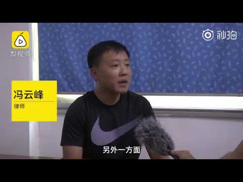 视频：超市员工帮抬婴儿车时孩子滑出摔成脑震荡 家长索赔 