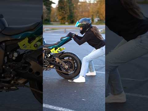 When you try to stop your bike 😅 Quand t’essaies de stopper ta moto 🤣 #bike #stunt #moto #biker