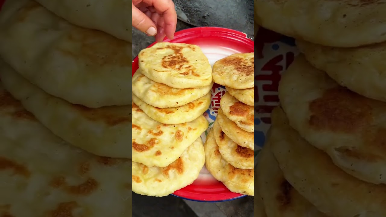 看看俺老婆婆做的大骨头酸菜烙的发面饼嘎嘎哇塞啦！#记录我的农村生活