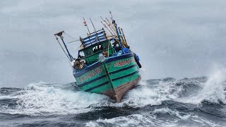 கடுமையான புயலில் மாட்டிய விசைபடகுக்கு பாராசூட் கொடுத்து உதவினோம்!|Deep Sea Fishing|S03-EP13 by Indian Ocean Fisherman இந்திய பெருங்கடல் மீனவன் 1,641,848 views 7 months ago 10 minutes, 2 seconds