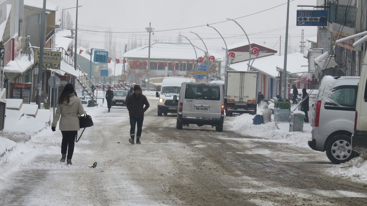 Başkale'de kar yağışı