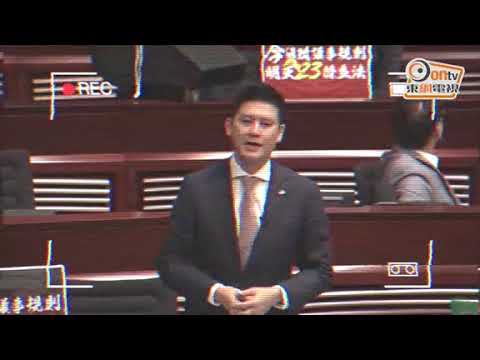 泛民衝主席台爆亂　主席令抬議員返座位開會