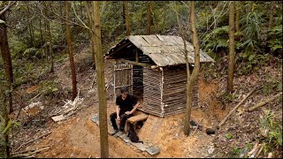 Азиатский мужчина - строит хижину с секретным подземным подвалом