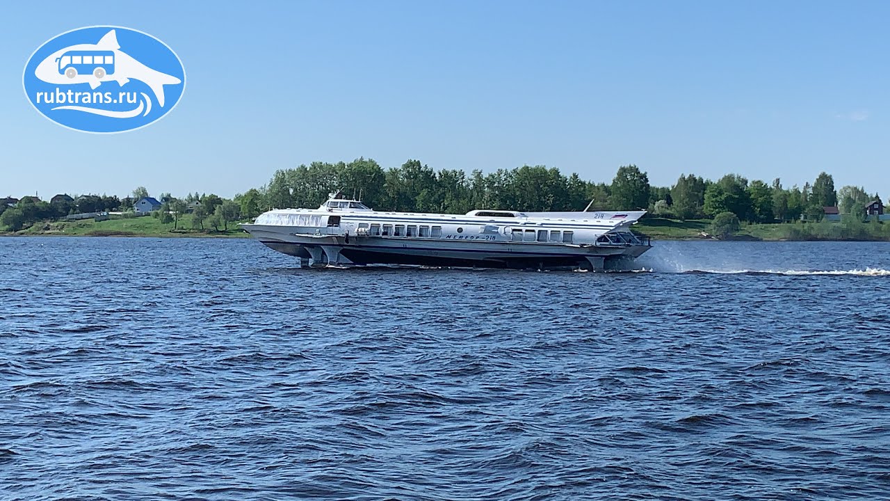 Теплоход «Метеор-218» выходит из Рыбинского шлюза. Следует по маршруту ...