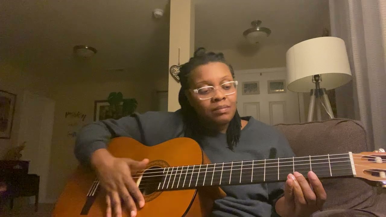 Guitar beginner plays twinkle twinkle little star for first time 