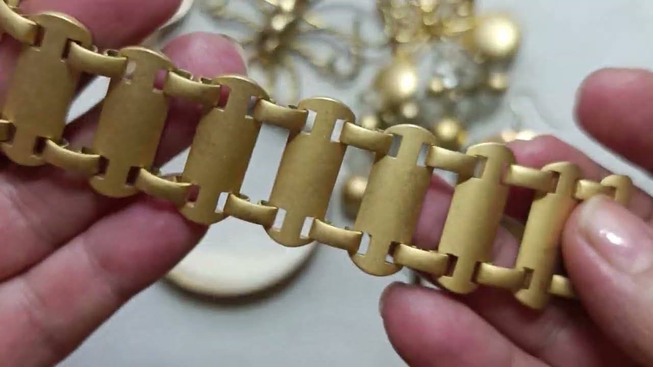 52. Винтажные украшения в золотом тоне: броши, серьги, браслеты, колье, подвески. 3.01.2026г.