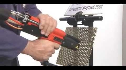 The automatic feed riveting tool AU100